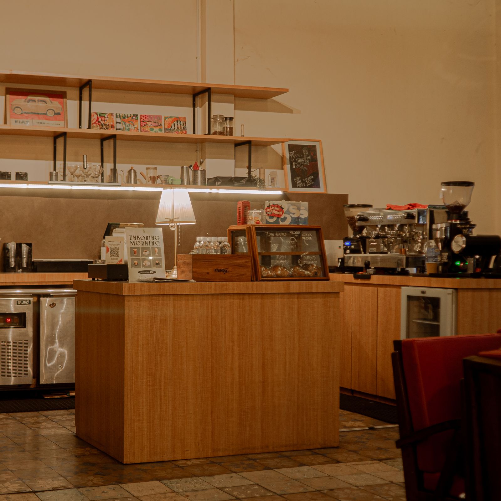 Interior aconchegante do Café da Esquina