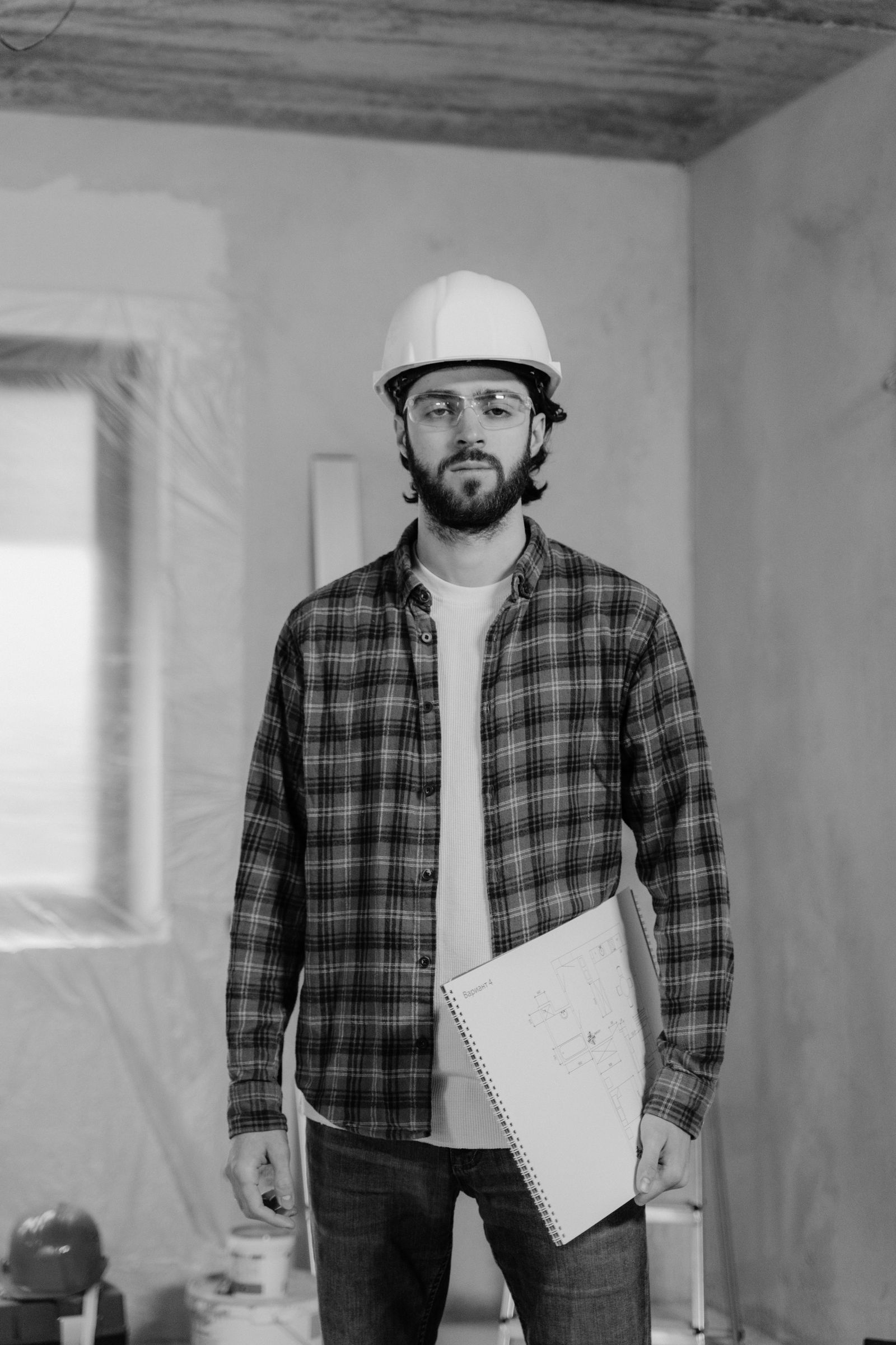 Profissional da FS Soluções na obra, conferindo o projeto